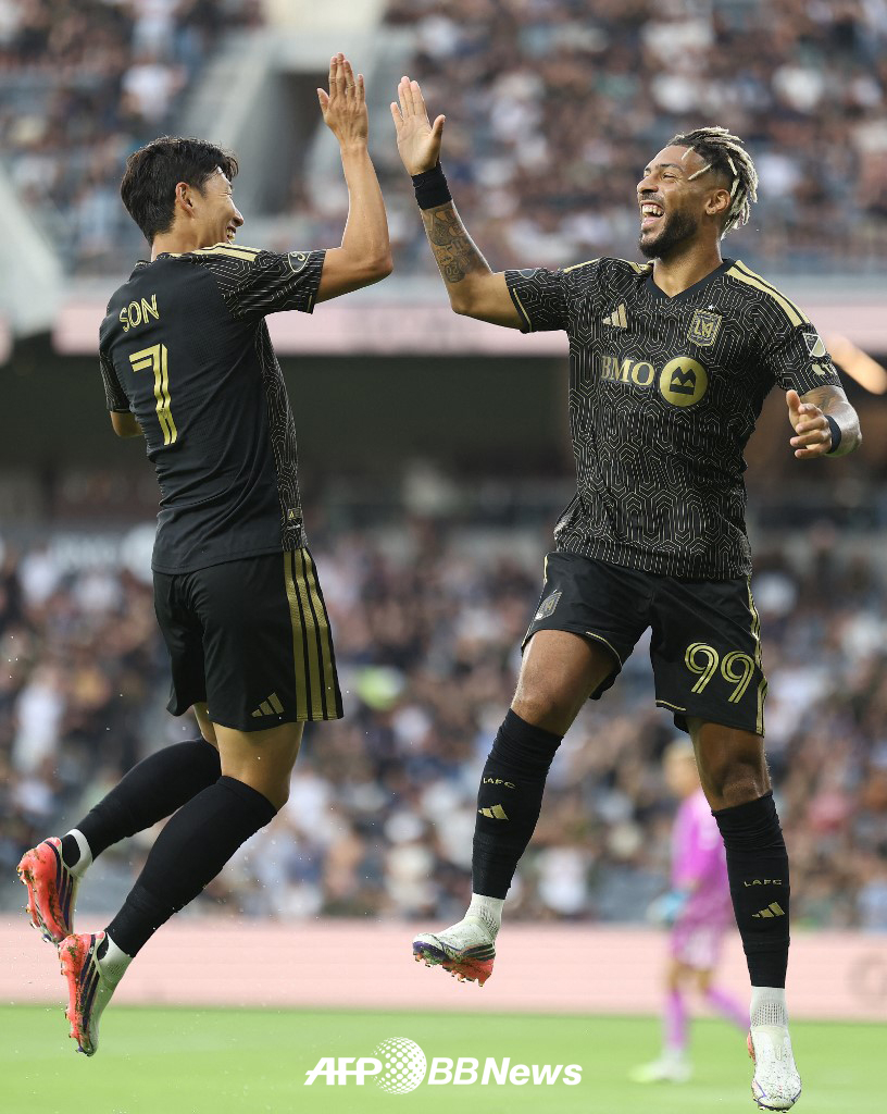 LAFC 손흥민이 26일(한국시간) 미국 LA BMO 스타디움에서 열린 캔자스시티와의 2026 미국 메이저리그사커(MLS) 18라운드 홈경기에서 득점을 터뜨린 뒤 드니 부앙가와 함께 골 세리머니를 하고 있다. /AFPBBNews=뉴스1