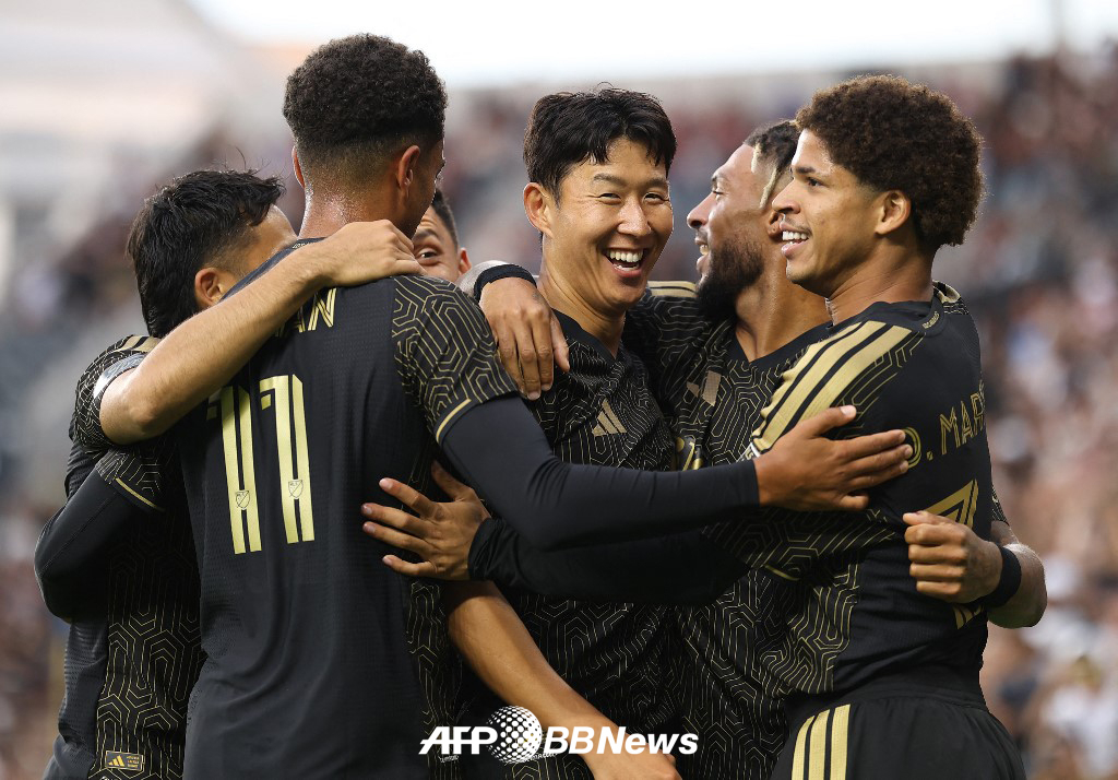 LAFC 손흥민(가운데)이 26일(한국시간) 미국 LA BMO 스타디움에서 열린 캔자스시티와의 2026 미국 메이저리그사커(MLS) 18라운드 홈경기에서 득점을 터뜨린 뒤 동료들로부터 축하를 받고 있다. /AFPBBNews=뉴스1