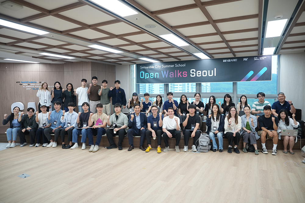 서울AI재단이 MIT 센서블시티랩과 공동으로 운영한 Open Walks Seoul 썸머스쿨 참석자와 김만기 서울AI재단 이사장(앞줄 가운데 왼쪽), 파비오 두아르테 MIT 센서블시티랩 부소장(앞줄 가운데 오른쪽)이 함께 기념 촬영을 하고 있다. /사진제공=서울시