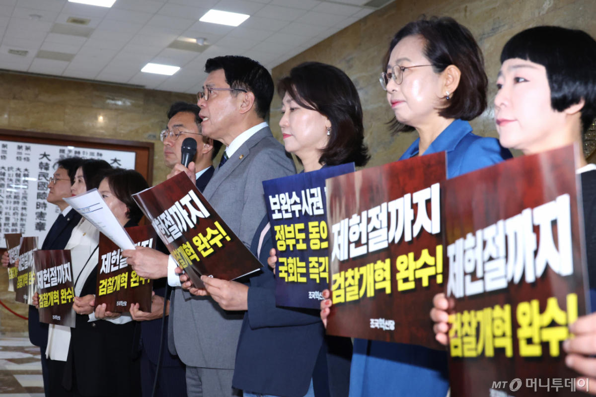김준형 조국혁신당 원내대표가 30일 서울 여의도 국회 로텐더홀에서 열린 의원총회에서 발언하고 있다. /사진=뉴스1