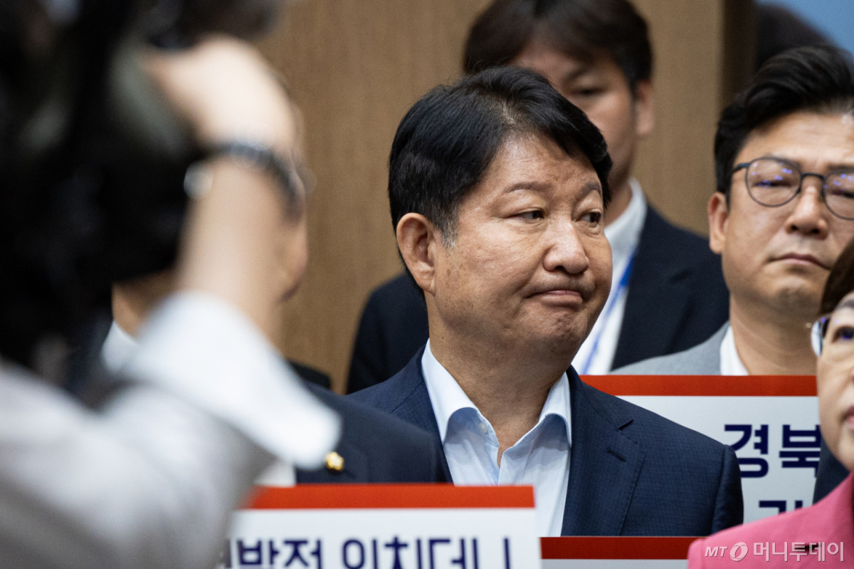 (서울=뉴스1) 유승관 기자 = 권영진 국민의힘 의원이 29일 서울 여의도 국회 소통관에서 열린 광주·전남권 제2국가 반도체 클러스터 조성 계획 관련 기자회견에 참석하고 있다. 2차 종합특검팀(특별검사 권창영)은 이날 윤석열 전 대통령 체포를 방해한 혐의로 김기현·권영진·윤상현 의원을 특수공무집행방해 혐의로 입건했다고 밝혔다. 2026.6.29/뉴스1 Copyright © 뉴스1. All rights reserved. 무단 전재 및 재배포, AI학습 이용 금지. /사진=(서울=뉴스1) 유승관 기자
