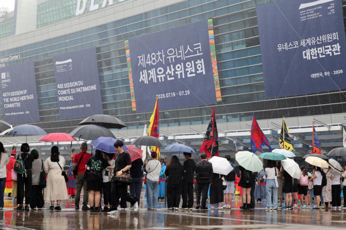 제48차 유네스코 세계유산위원회가 열리는 20일 부산 벡스코에 마련된 유네스코 세계유산위원회 대한민국관을 찾은 국내외 관람객들이 수문장 교대식을 관람하고 있다. /사진 = 뉴시스