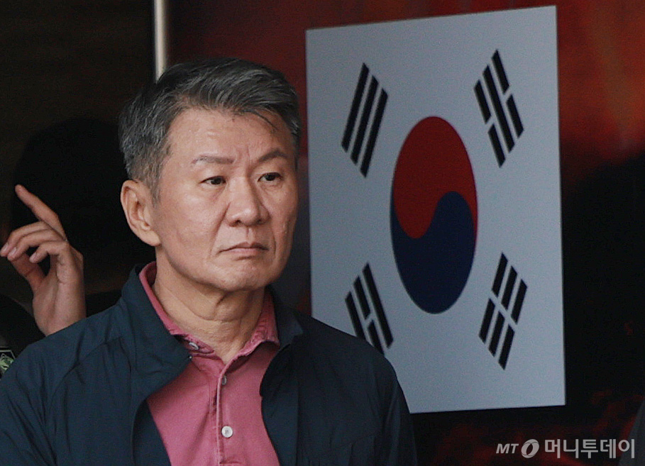 (과달라하라(멕시코)=뉴스1) 박지혜 기자 = 정몽규 축구협회장이 28일(현지시간) 멕시코 할리스코 과달라하라에 위치한 대표팀 숙소를 나서고 있다. 2026.6.29/뉴스1 Copyright © 뉴스1. All rights reserved. 무단 전재 및 재배포, AI학습 이용 금지. /사진=(과달라하라(멕시코)=뉴스1) 박지혜 기자