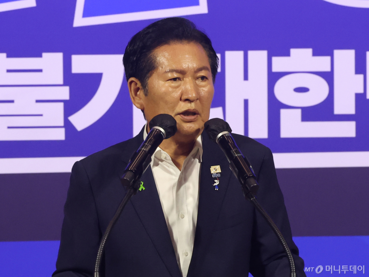 (서울=뉴스1) 황기선 기자 = 더불어민주당 8·17 전당대회 당대표 본경선에 진출한 정청래 의원이 23일 오후 서울 여의도 국회 의원회관에서 열린 '당대표·최고위원 선출을 위한 예비경선 결과발표'에서 소감을 밝히고 있다. 2026.7.23/뉴스1 Copyright © 뉴스1. All rights reserved. 무단 전재 및 재배포, AI학습 이용 금지. /사진=(서울=뉴스1) 황기선 기자
