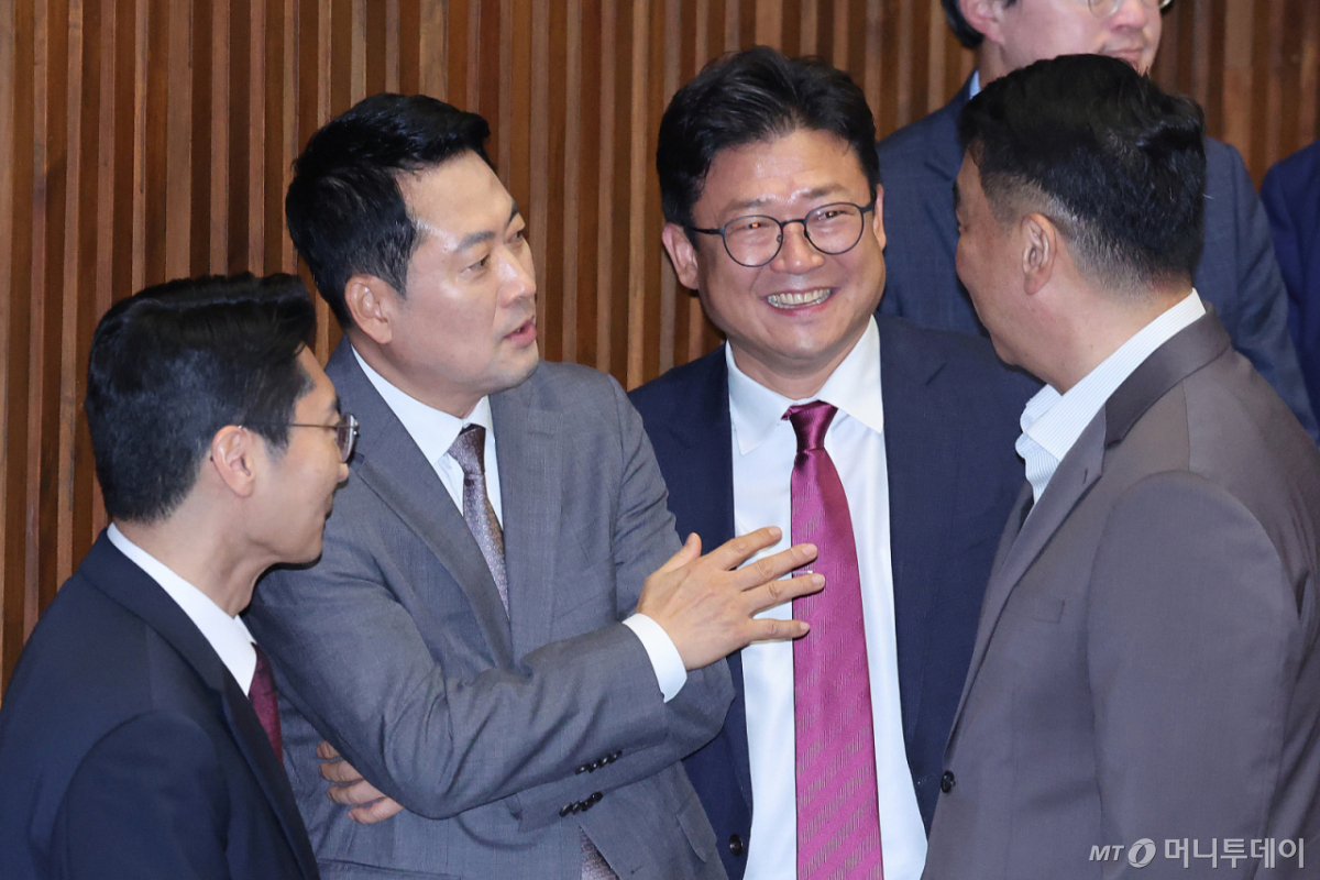 (서울=뉴스1) 신웅수 기자 = 장동혁 국민의힘 대표가 23일 서울 여의도 국회에서 열린 제437회국회(임시회) 제2차 본회의에서 의원들과 대화하고 있다. 2026.7.23/뉴스1 Copyright © 뉴스1. All rights reserved. 무단 전재 및 재배포, AI학습 이용 금지. /사진=(서울=뉴스1) 신웅수 기자