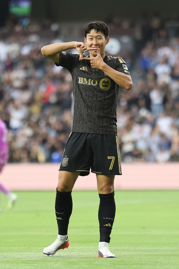 LAFC 손흥민이 26일(한국시간) 미국 LA BMO 스타디움에서 열린 캔자스시티와의 2026 미국 메이저리그사커(MLS) 18라운드 홈경기에서 득점을 터뜨린 뒤 찰칵 세리머니를 하고 있다. /AFPBBNews=뉴스1