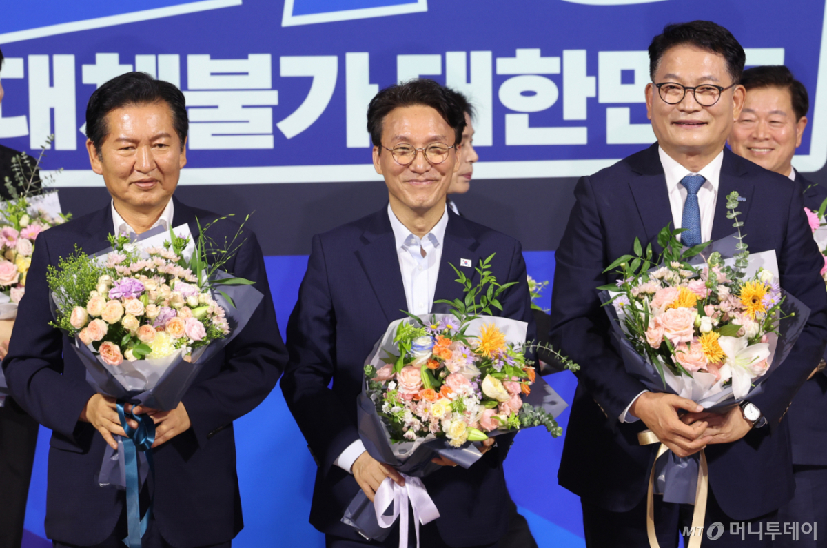 [서울=뉴시스] 최진석 기자 = 더불어민주당 8·17 전당대회 대표 경선에 진출한 정청래(왼쪽부터), 김민석, 송영길 후보가 23일 여의도 국회의원회관에서 열린 당대표·최고위원 선출을 위한 예비경선 결과발표에서 포즈를 취하고 있다. 2026.07.23. myjs@newsis.com /사진=최진석