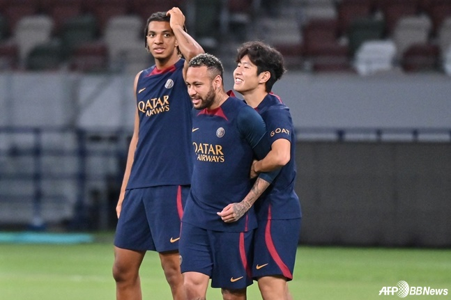 파리 생제르맹(PSG) 시절 네이마르(가운데)와 장난치는 이강인(오른쪽). /AFPBBNews=뉴스1