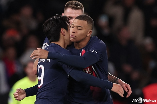 이강인(왼쪽)과 킬리안 음바페가 파리 생제르맹(PSG)에서 함께하던 시절 포옹하고 있다. /AFPBBNews=뉴스1