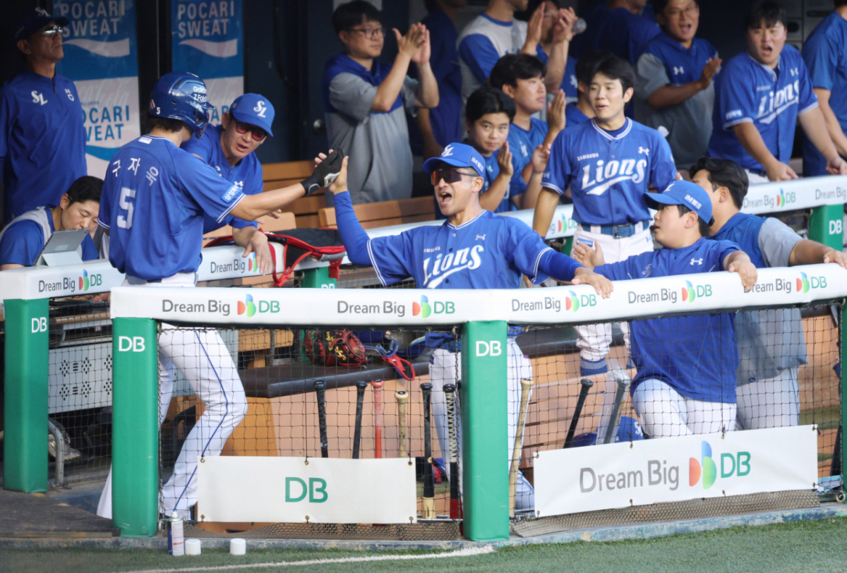 2026 신한 SOL KBO리그 두산 베어스 대 삼성 라이온즈 경기가 24일 서울 잠실야구장에서 열렸다. 삼성 3회초 1사 1,3루에서 3루주자 구자욱이 디아즈의 적시타 때 득점한 후 동료들의 환영을 받고 있다. /사진=김진경 kim.jinkyung@