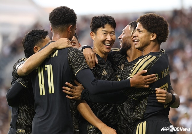 LAFC 선수들이 26일 오전 11시 30분(한국시간) 미국 캘리포니아주 LA의 BMO 스타디움에서 열린 2026 미국 메이저리그사커(MLS) 18라운드 경기 중 득점을 터트린 손흥민(가운데)을 축하하고 있다. /AFPBBNews=뉴스1