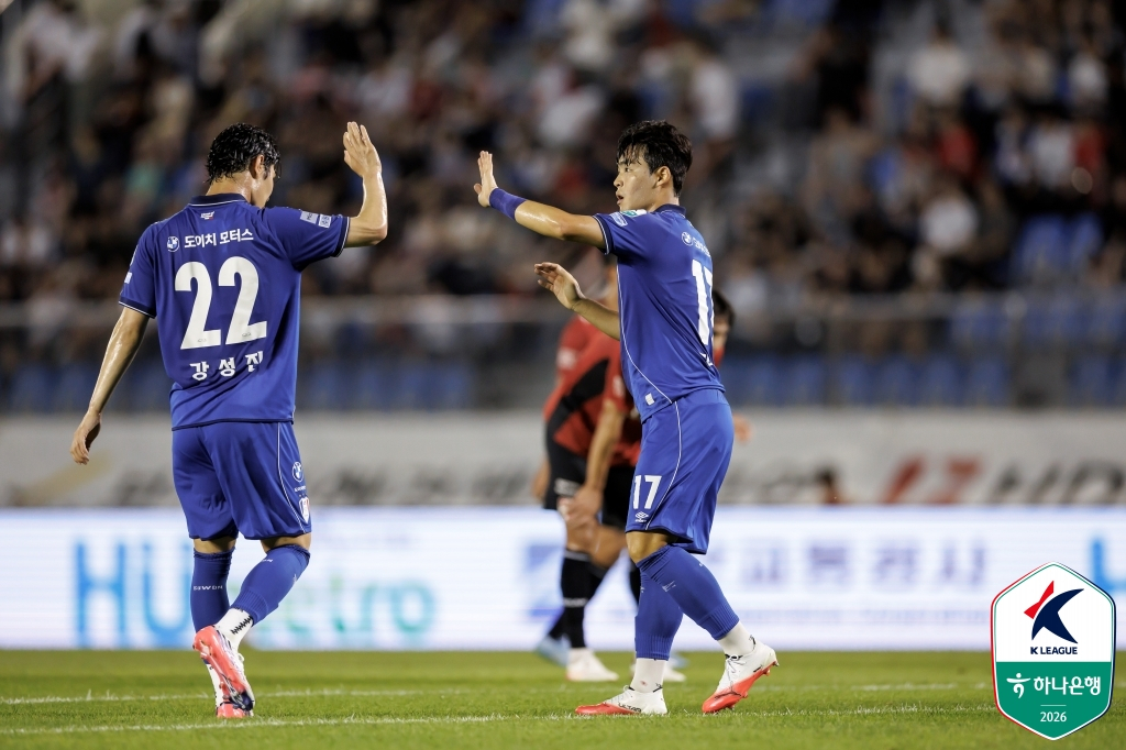 부산 아이파크전 승리 후 강현묵(오른쪽)이 강성진과 하이파이브하고 있다. /사진=한국프로축구연맹 제공