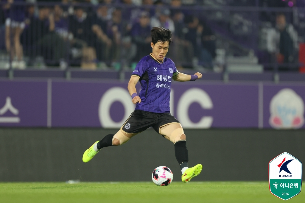 FC안양 주장 이창용이 오른발 킥을 시도하고 있다. /사진=한국프로축구연맹 제공