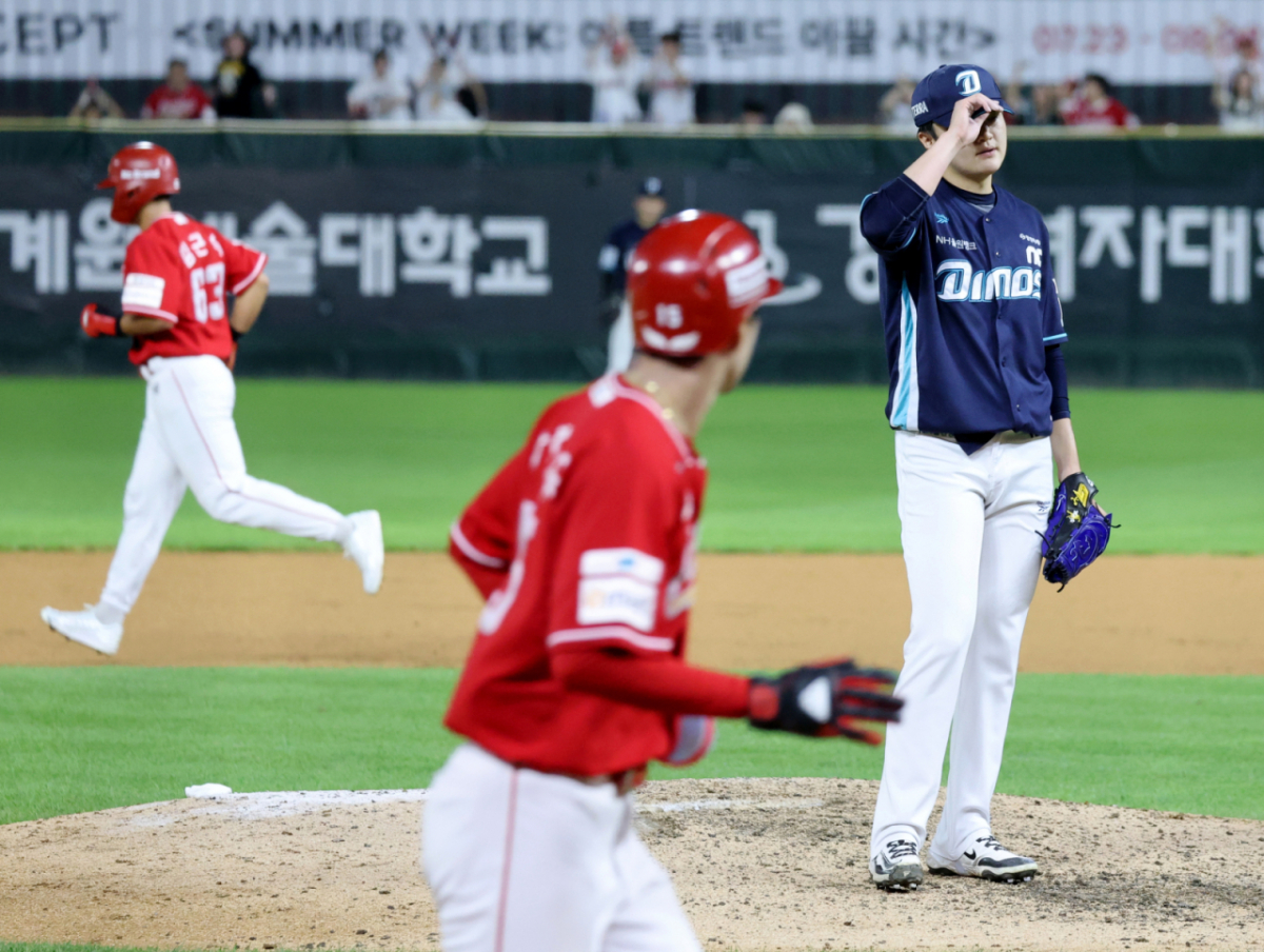 NC 다이노스 임지민(오른쪽)이 26일 인천 SSG랜더스필드에서 열린 2026 신한 SOL KBO리그 SSG 랜더스와 방문경기에서 9회말 3번째 밀어내기를 허용하며 5-5 동점을 허용하고 있다. /사진=강영조 선임기자