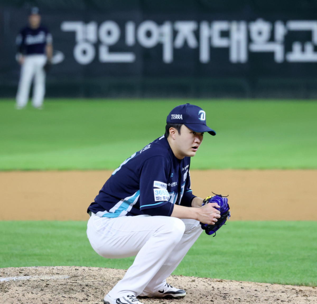 NC 다이노스 임지민(오른쪽)이 26일 인천 SSG랜더스필드에서 열린 2026 신한 SOL KBO리그 SSG 랜더스와 방문경기에서 9회말 3번째 밀어내기를 허용하며 5-5 동점을 허용하고 자리에 주저 앉아 아쉬워하고 있다. /사진=강영조 선임기자