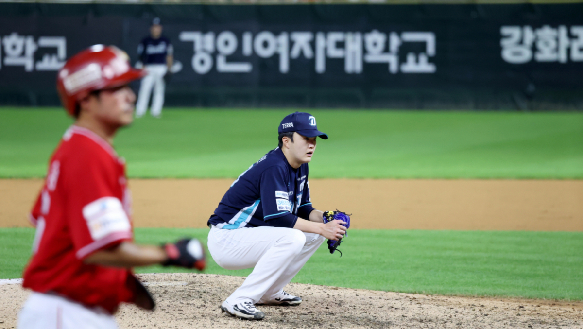 NC 다이노스 투수 임지민이 26일 인천 SSG랜더스필드에서 열린 SSG 랜더스와 2026 신한 SOL KBO리그 방문경기 9회말 만루위기에서 밀어내기 볼넷으로 5-5 동점을 허용하고 주저 앉아 있다. /사진=강영조 선임기자
