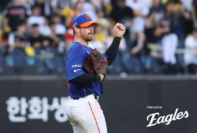 한화 이글스 브루스 짐머맨이 26일 LG 트윈스전에 선발 등판해 야수진의 수비에 주먹을 불끈 쥐고 기뻐하고 있다. /사진=한화 이글스 제공