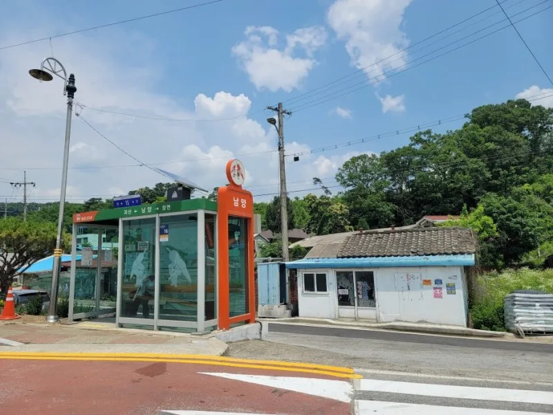충북 괴산군 신대마을 버스정류장.