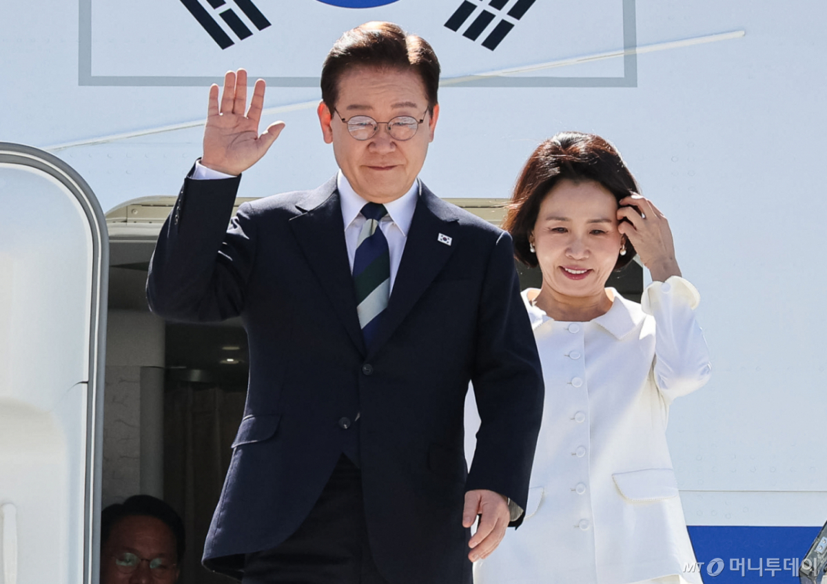 (브라질리아=뉴스1) 허경 기자 = 브라질을 국빈 방문한 이재명 대통령과 김혜경 여사가 26일(현지시간) 브라질리아 공군기지에 도착해 환영객들에게 인사를 하고 있다. 2026.7.27/뉴스1 Copyright © 뉴스1. All rights reserved. 무단 전재 및 재배포, AI학습 이용 금지. /사진=(브라질리아=뉴스1) 허경 기자