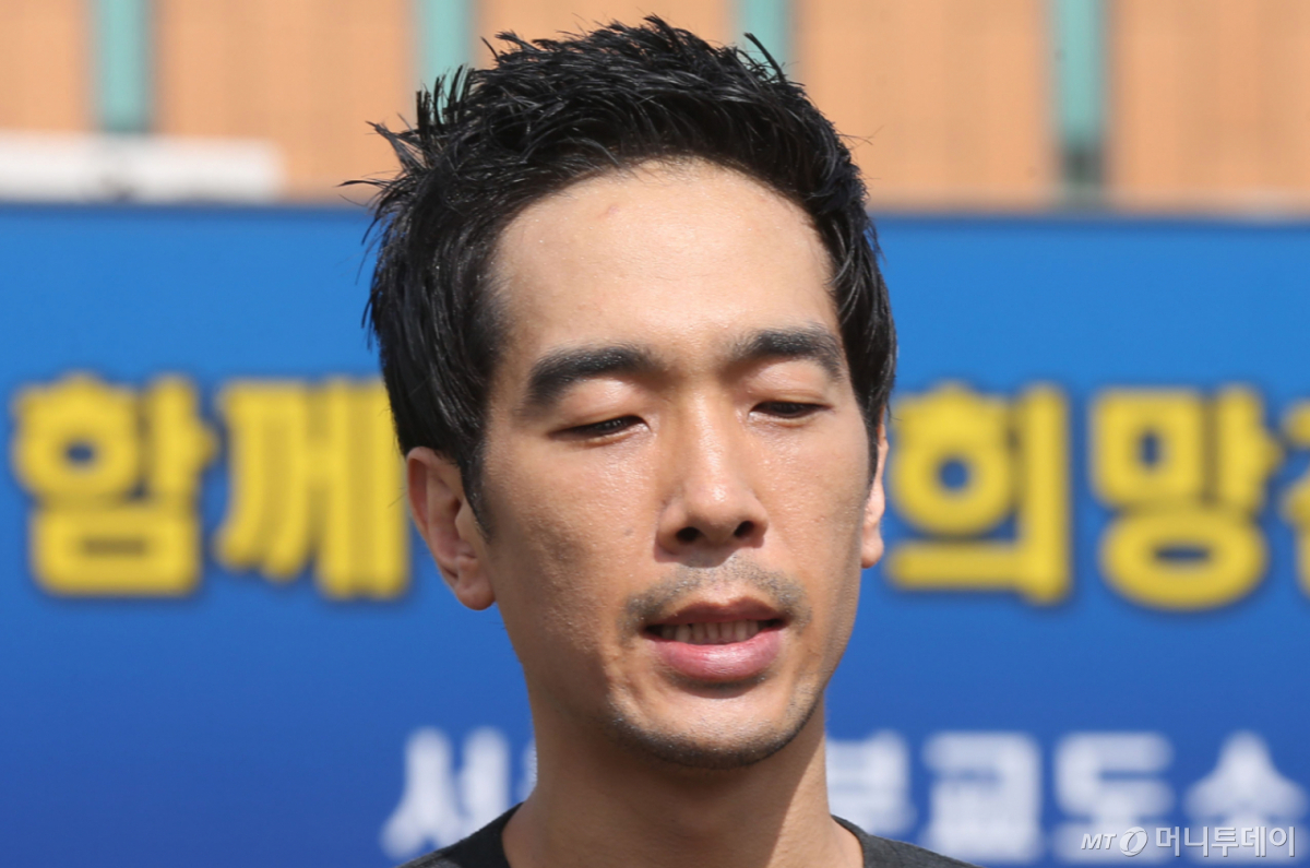 미성년자 성폭행 및 성추행 혐의로 복역한 그룹 룰라 출신 고영욱이 서울 구로구 천왕동 서울남부교도소에서 복역을 마친 뒤 만기 출소해 취재진과 인터뷰 하고 있다. /사진=이기범 기자 leekb@