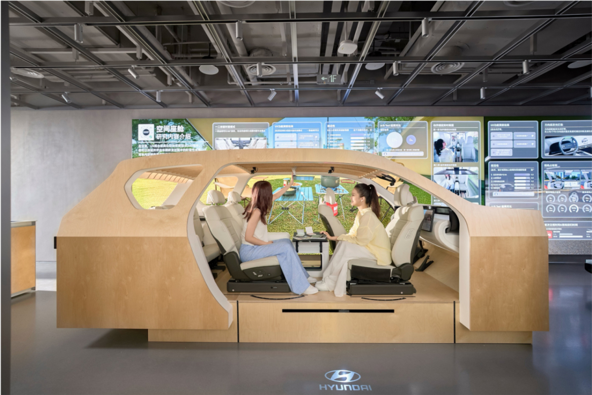 현대자동차·기아는 중국 상하이시 징안구에 사용자 경험 연구 거점인 'UX 스튜디오 상하이(UX Studio Shanghai)'를 개관했다고 지난 23일 밝혔다. 사진은 UX 테스트 존에 전시된 나무로 만든 스터디 벅(Study Buck)에서 방문객들이 마주 앉아 대면 모드를 체험하는 모습. /사진=뉴스1