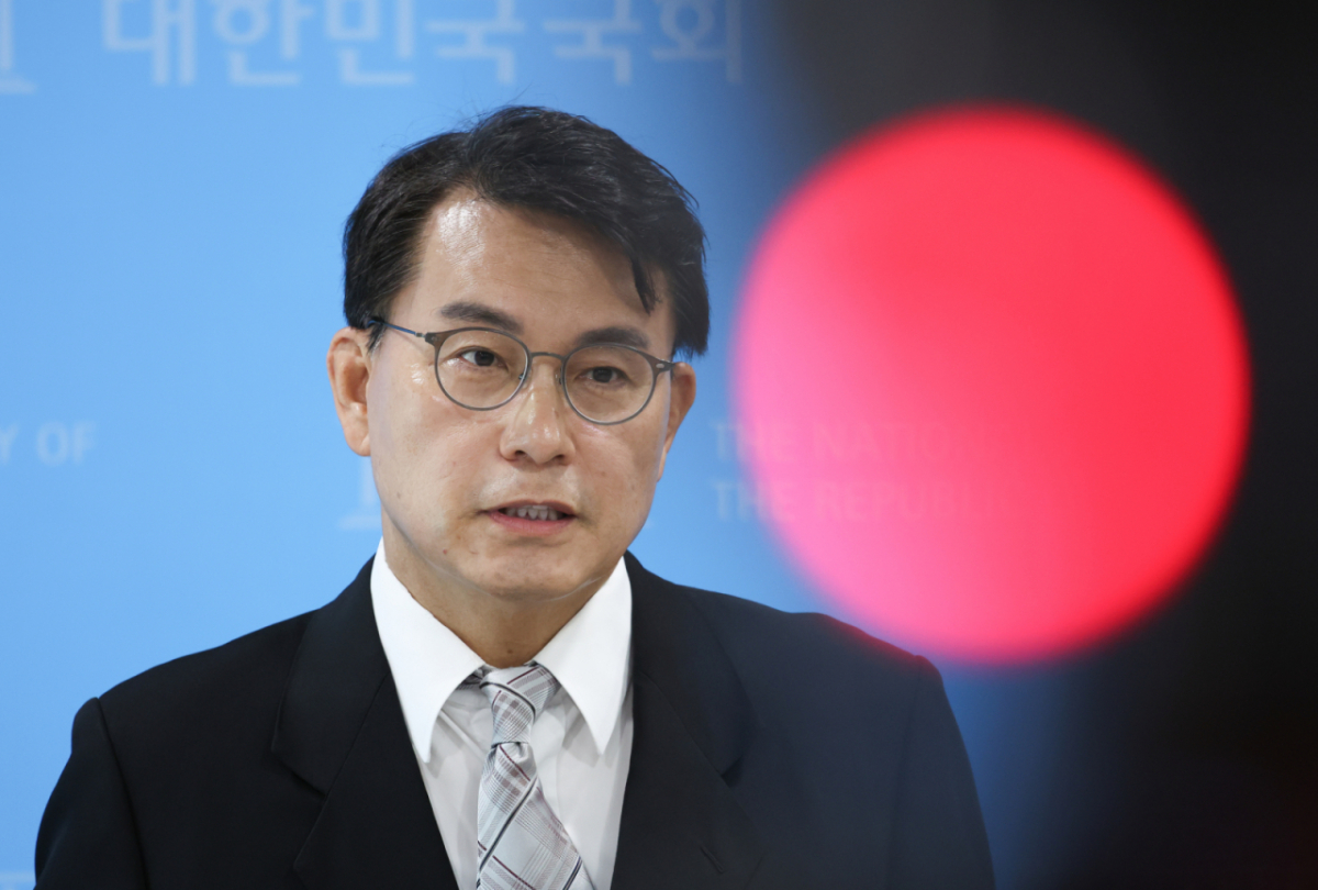 윤상현 국민의힘 의원이 지난 26일 오후 서울 여의도 국회 소통관에서 선거관리위원회 국조특위 현안 관련 백브리핑을 하고 있다./사진=뉴시스.