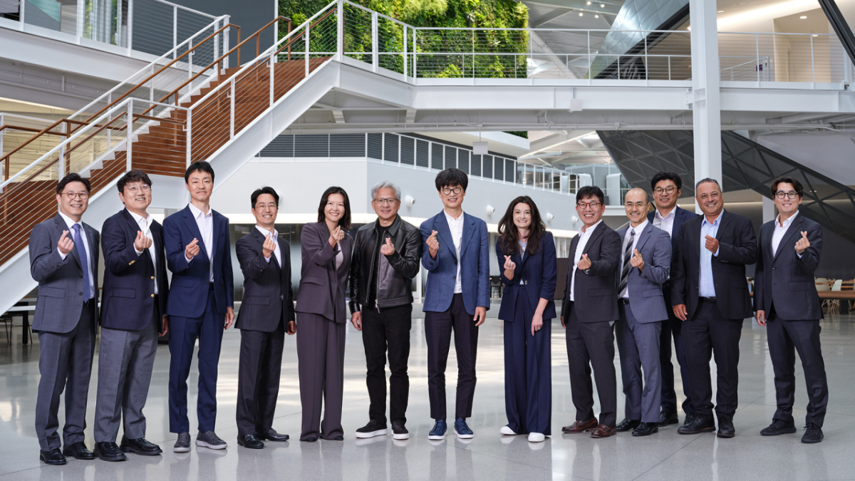 지난 24일(현지 시간) 엔비디아 사옥에서 네이버와 엔비디아의 전략적 투자 계약 체결 후 (왼쪽 두 번째부터)네이버 구동현 전략기획 부문장, 유봉석 CRO, 김희철 CFO, 최수연 대표이사, 엔비디아 젠슨 황(Jensen Huang) CEO, 네이버 이해진 이사회 의장, 엔비디아 매디슨 황(Madison Huang) 수석이사, 네이버 클라우드 김유원 대표, (오른쪽에서 세 번째)네이버 클라우드 이정훈 CFO가 사진 촬영을 하고 있는 모습. 2026.07.27./사진제공=네이버