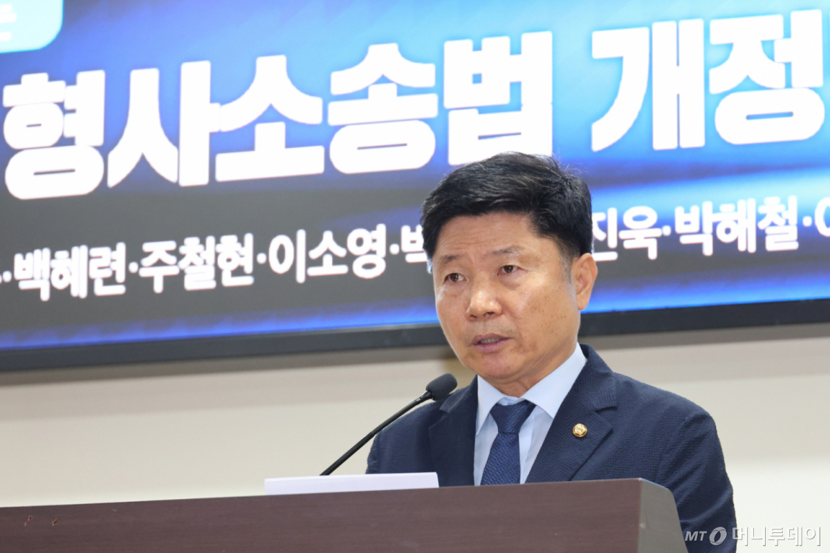 (서울=뉴스1) 신웅수 기자 = 홍기원 더불어민주당 의원이 23일 서울 여의도 국회 의원회관에서 열린 범죄피해자가 바라보는 바람직한 형사소송법 개정방향 토론회에서 인사말을 하고 있다. 2026.7.23/뉴스1 Copyright © 뉴스1. All rights reserved. 무단 전재 및 재배포, AI학습 이용 금지. /사진=(서울=뉴스1) 신웅수 기자