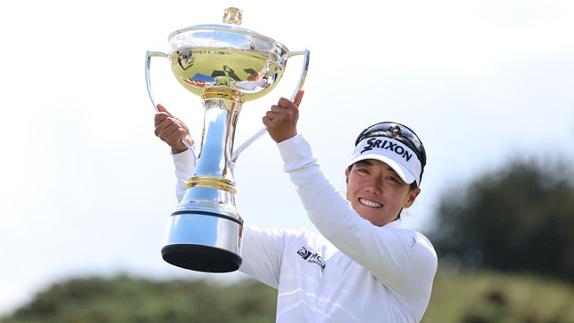 신지은이 26일 영국 스코틀랜드 노스 에어셔의 던도널드 링크스(파72)에서 열린 LPGA 투어 ISPS 한다 스코티시 여자 오픈에서 우승을 차지한 뒤 트로피를 들어올리고 있다. /사진=LPGA 공식 SNS