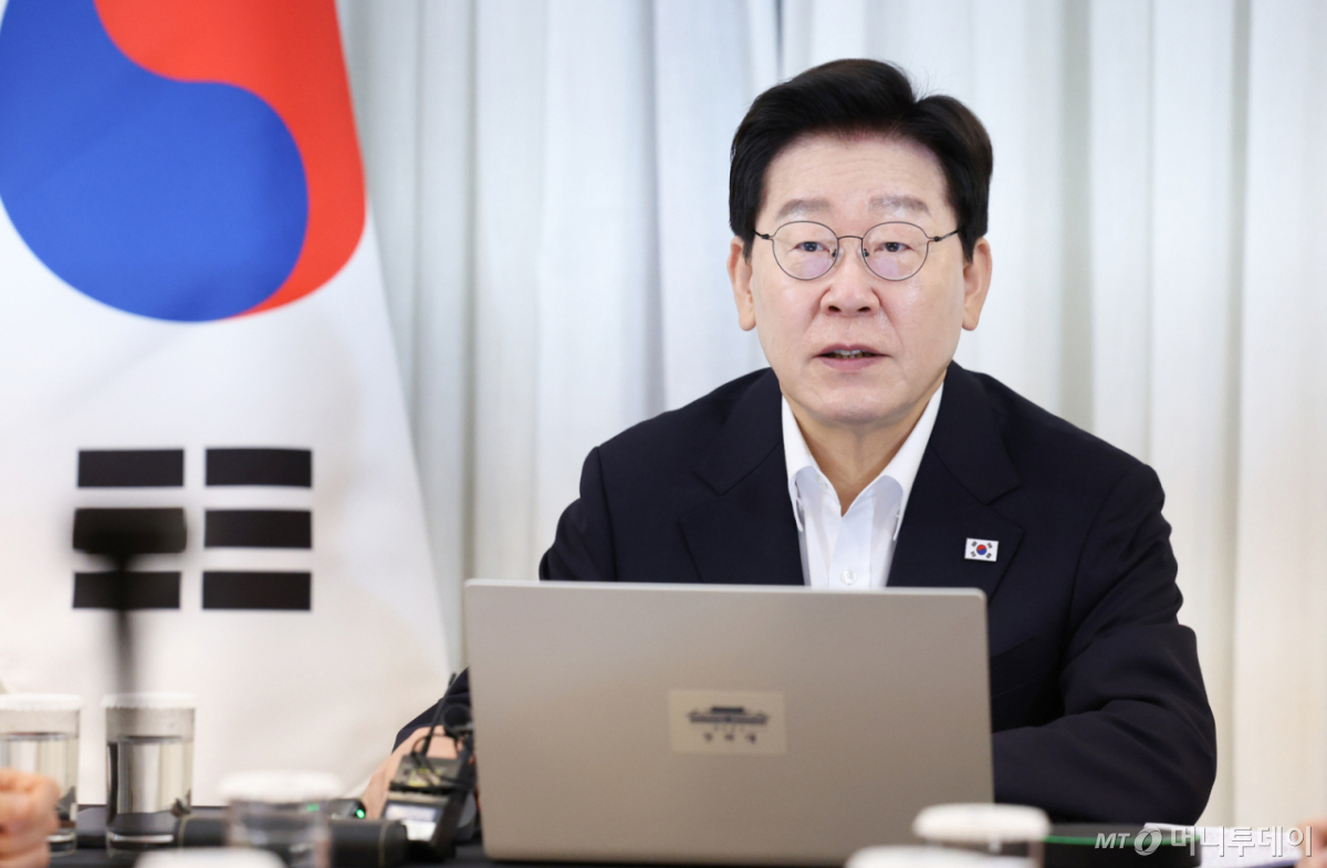 (브라질리아=뉴스1) 허경 기자 = 브라질을 국빈 방문한 이재명 대통령이 26일(현지 시간) 브라질리아에서 화상 수석·보좌관회의에서 발언하고 있다. 2026.7.27/뉴스1 Copyright © 뉴스1. All rights reserved. 무단 전재 및 재배포, AI학습 이용 금지. /사진=(브라질리아=뉴스1) 허경 기자