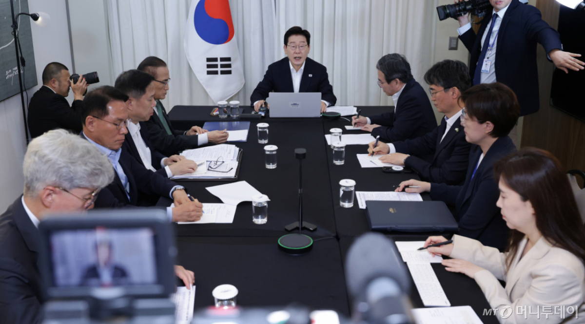 (브라질리아=뉴스1) 허경 기자 = 브라질을 국빈 방문한 이재명 대통령이 26일(현지 시간) 브라질리아에서 화상 수석·보좌관회의에서 발언하고 있다. 2026.7.27/뉴스1 Copyright © 뉴스1. All rights reserved. 무단 전재 및 재배포, AI학습 이용 금지. /사진=(브라질리아=뉴스1) 허경 기자