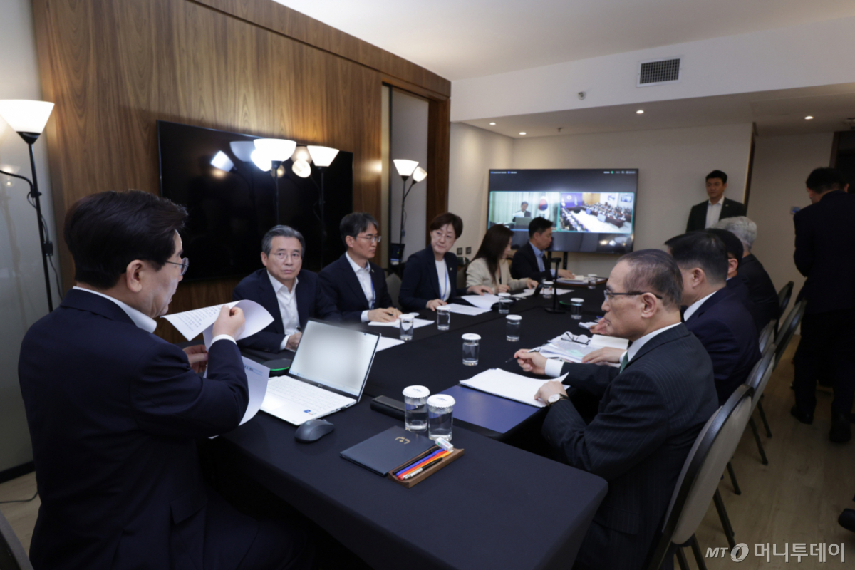 (브라질리아=뉴스1) 허경 기자 = 브라질을 국빈 방문한 이재명 대통령이 26일(현지 시간) 브라질리아에서 화상 수석·보좌관회의에서 발언하고 있다. 2026.7.27/뉴스1 Copyright © 뉴스1. All rights reserved. 무단 전재 및 재배포, AI학습 이용 금지. /사진=(브라질리아=뉴스1) 허경 기자