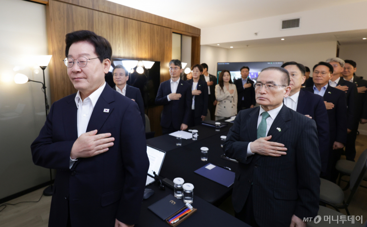 (브라질리아=뉴스1) 허경 기자 = 브라질을 국빈 방문한 이재명 대통령이 26일(현지 시간) 브라질리아에서 화상 수석·보좌관회의에서 국민의례를 하고 있다. 2026.7.27/뉴스1 Copyright © 뉴스1. All rights reserved. 무단 전재 및 재배포, AI학습 이용 금지. /사진=(브라질리아=뉴스1) 허경 기자
