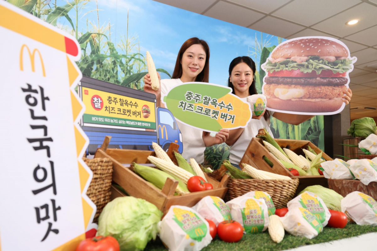 한국맥도날드가 '한국의 맛 프로젝트' 신메뉴로 '충주 찰옥수수 치즈 크로켓 버거'와 '충주 찰옥수수 치즈 크로켓 머핀'을 출시했다. 지난 8일 서울 맥도날드 이태원점에서 모델이 신제품을 홍보하고 있다. /사진제공=한국맥도날드 /사진=고승민