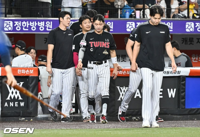 LG 선수들이 26일 패배 후 그라운드로 걸어나오고 있다. /사진=OSEN