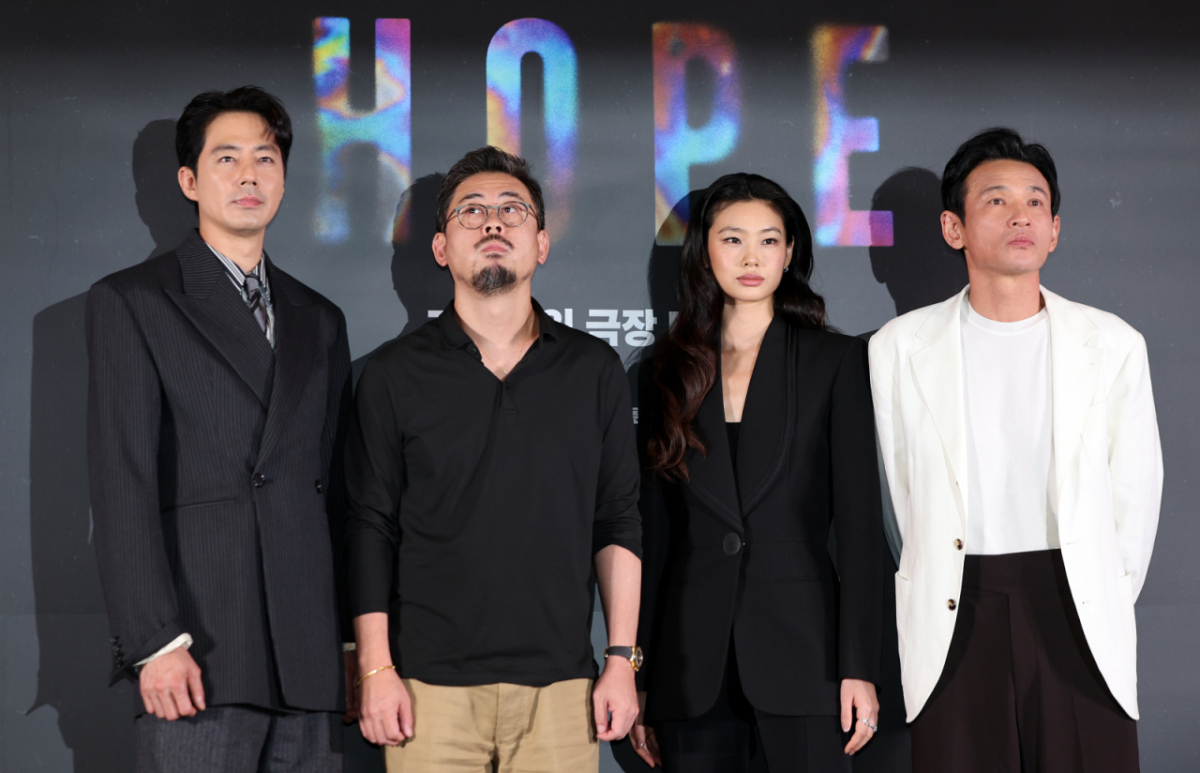 왼쪽부터 배우 조인성과 나홍진 감독, 배우 정호연, 황정민이 지난 6일 서울 강남구 메가박스 코엑스에서 열린 영화 '호프'(HOPE) 언론시사회에 참석해 포즈를 취하고 있다./사진=뉴스1