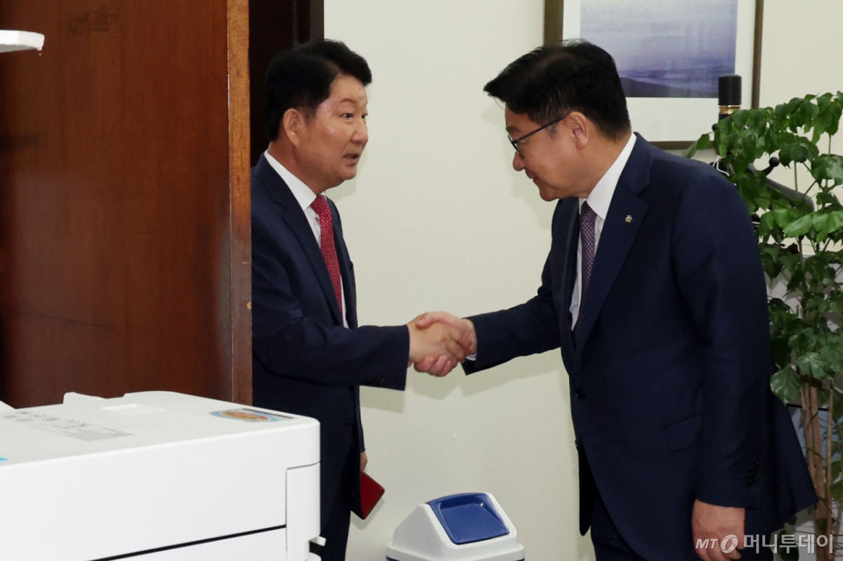 (서울=뉴스1) 황기선 기자 = '멱살 소동'을 일으킨 권영진 국민의힘 의원이 27일 오전 서울 여의도 국회 국민의힘 원내대표실에서 정점식 원내대표와 면담 후 악수를 나누고 있다. 2026.7.27/뉴스1 Copyright © 뉴스1. All rights reserved. 무단 전재 및 재배포, AI학습 이용 금지. /사진=(서울=뉴스1) 황기선 기자