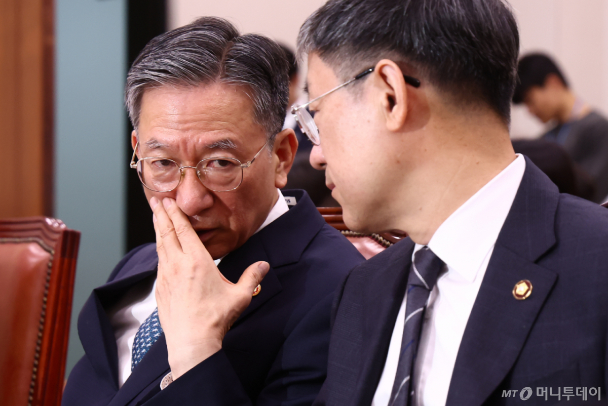 (서울=뉴스1) 김민지 기자 = 정성호 법무부 장관이 27일 오전 서울 여의도 국회에서 열린 법제사법위원회 전체회의에 참석해 노경필 법원행정처장과 대화하고 있다. 2026.7.27/뉴스1 Copyright © 뉴스1. All rights reserved. 무단 전재 및 재배포, AI학습 이용 금지. /사진=(서울=뉴스1) 김민지 기자