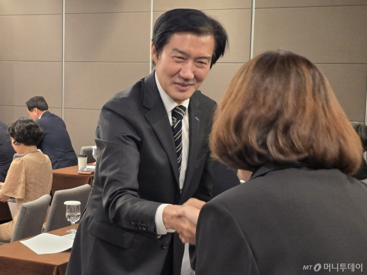 (광주=뉴스1) 서충섭 기자 = 조국 조국혁신당 전 대표가 17일 광주 서구 치평동 브리브 광주 바이 롯데호텔에서 열린 6·3지방선거 당선인 워크숍을 찾아 당선인들과 악수하고 있다. 2026.6.17/뉴스1 Copyright © 뉴스1. All rights reserved. 무단 전재 및 재배포, AI학습 이용 금지. /사진=(광주=뉴스1) 서충섭 기자