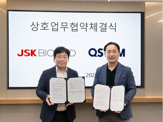 반기종 큐스템 이사(사진 왼쪽)와 전진우 JSK바이오메드 대표가 MOU를 체결하고 기념사진을 촬영 중이다/사진제공=큐스템
