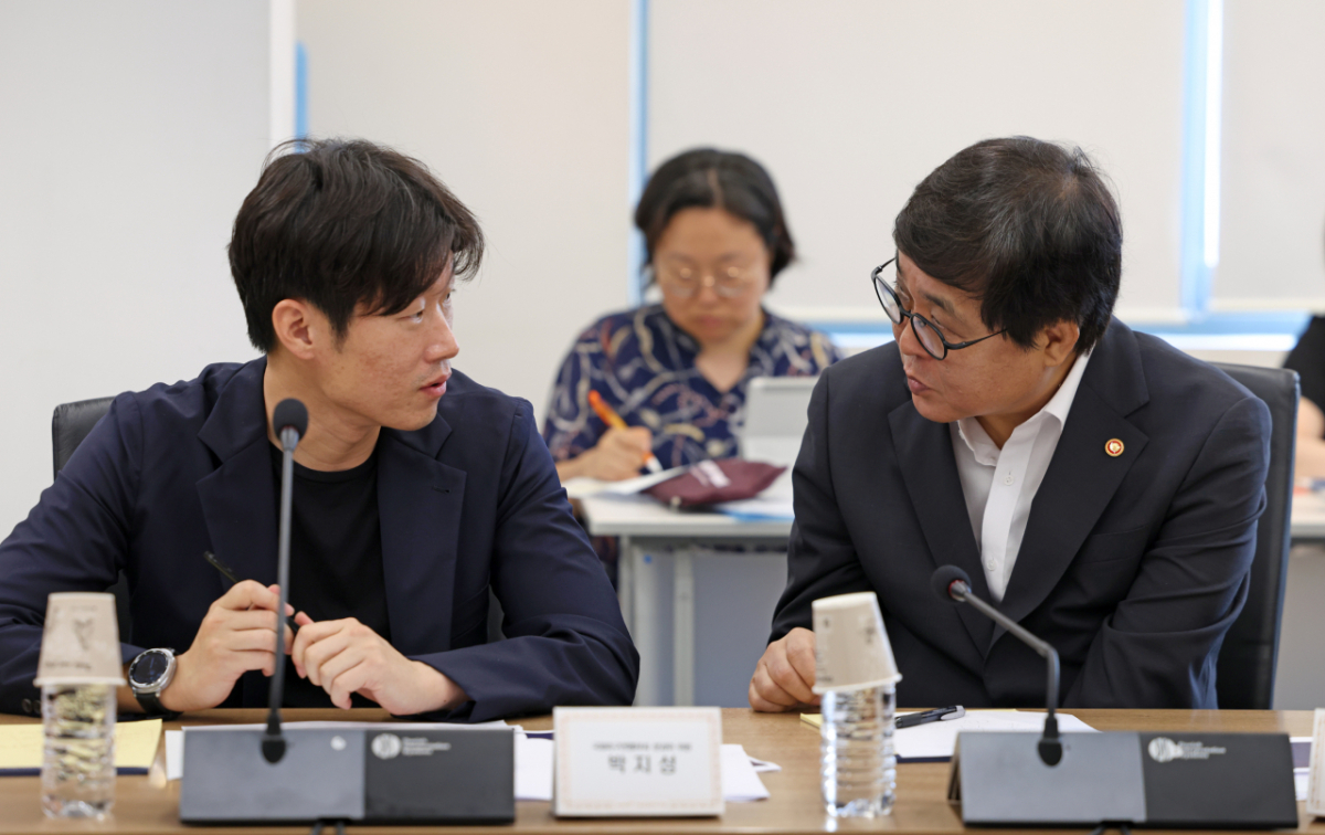 최휘영(오른쪽) 문화체육관광부 장관이 27일 서울 종로구 국립현대미술관 서울관에서 열린 K-축구 혁신위원회 4차 회의에서 박지성 K-축구 혁신위원회 공동위원장과 대화를 나누고 있다. /사진=문화체육관광부 제공