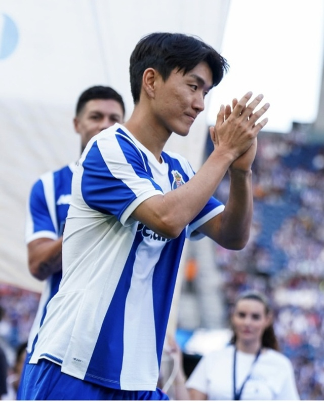 FC포르투 팬들에게 인사하는 황인범. /사진=FC포르투 SNS