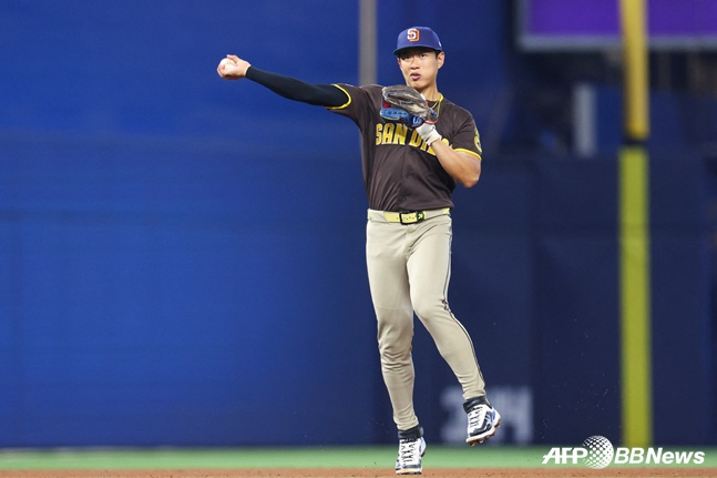 샌디에이고 파드리스 송성문이 27일 마이애미 말린스와 2026 미국프로야구 메이저리그(MLB) 방문경기에서 유격수로 나서 1루에 공을 뿌리고 있다. /AFPBBNews=뉴스1