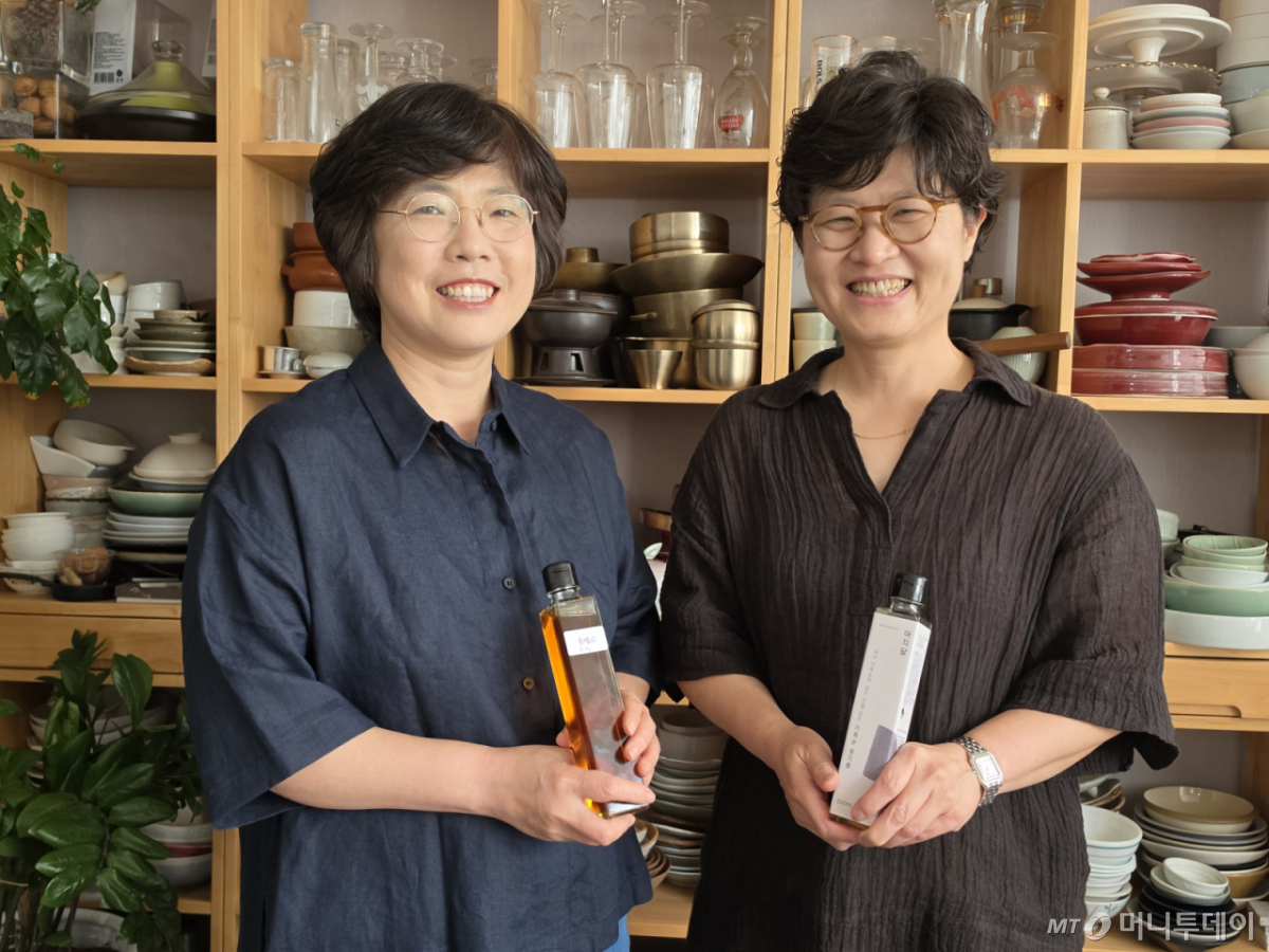 이미경 네츄르먼트 요리연구소장(왼쪽)과 홍성미 네츄르먼트 대표가 지난 24일 서울 마포구 네츄르먼트 사무실에서 국산 콩기름 브랜드 '마지담' 제품을 소개하고 있다. /사진=이수현
