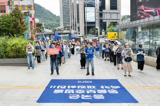 케어는 25일 오전 서울 중구에서 시민들과 함께 학대로 숨진 왕왕이를 추모하고, 중국 정부에 동물보호법을 제정할 것을 촉구했다./사진=동물권단체케어(@care_korea_official)