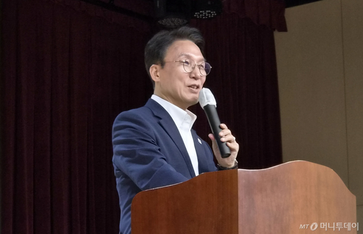 (청주=뉴스1) 임양규 기자 = 김민석 더불어민주당 대표 후보가 27일 청주시도시재생허브센터에서 열린 충북 당원간담회에서 강연하고 있다. 2026.7.27/뉴스1 Copyright © 뉴스1. All rights reserved. 무단 전재 및 재배포, AI학습 이용 금지. /사진=(청주=뉴스1) 임양규 기자