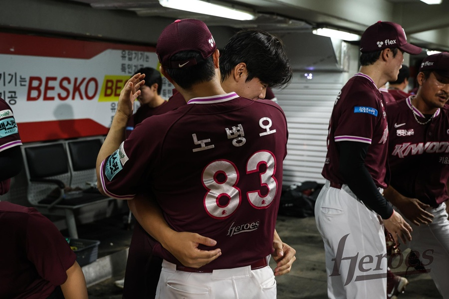 키움 김윤하가 26일 승리 후 노병오 투수코치와 포옹하고 있다. /사진=키움 히어로즈