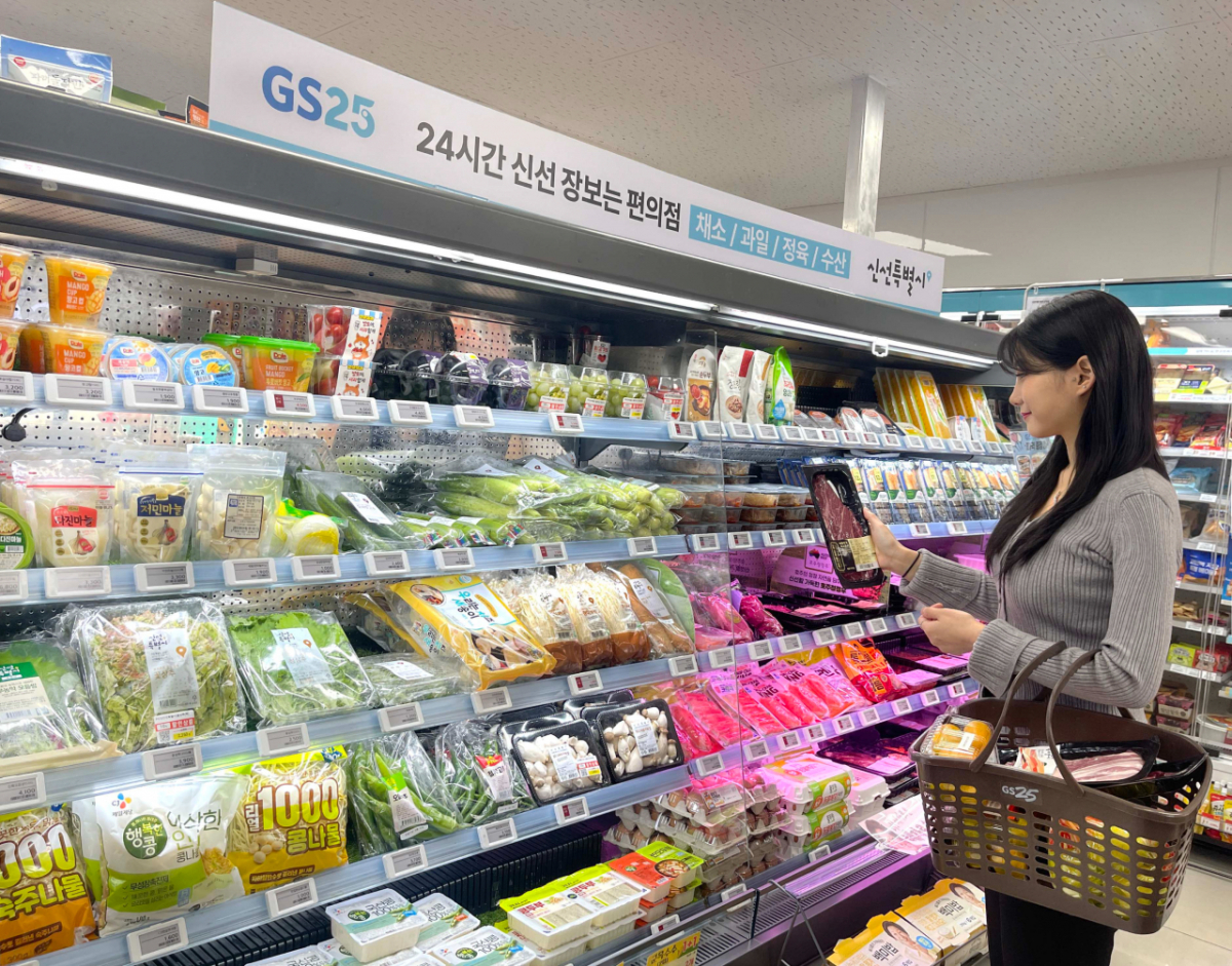GS25 신선강화형 매장에서 고객이 장을 보고 있다. /사진제공=GS리테일
