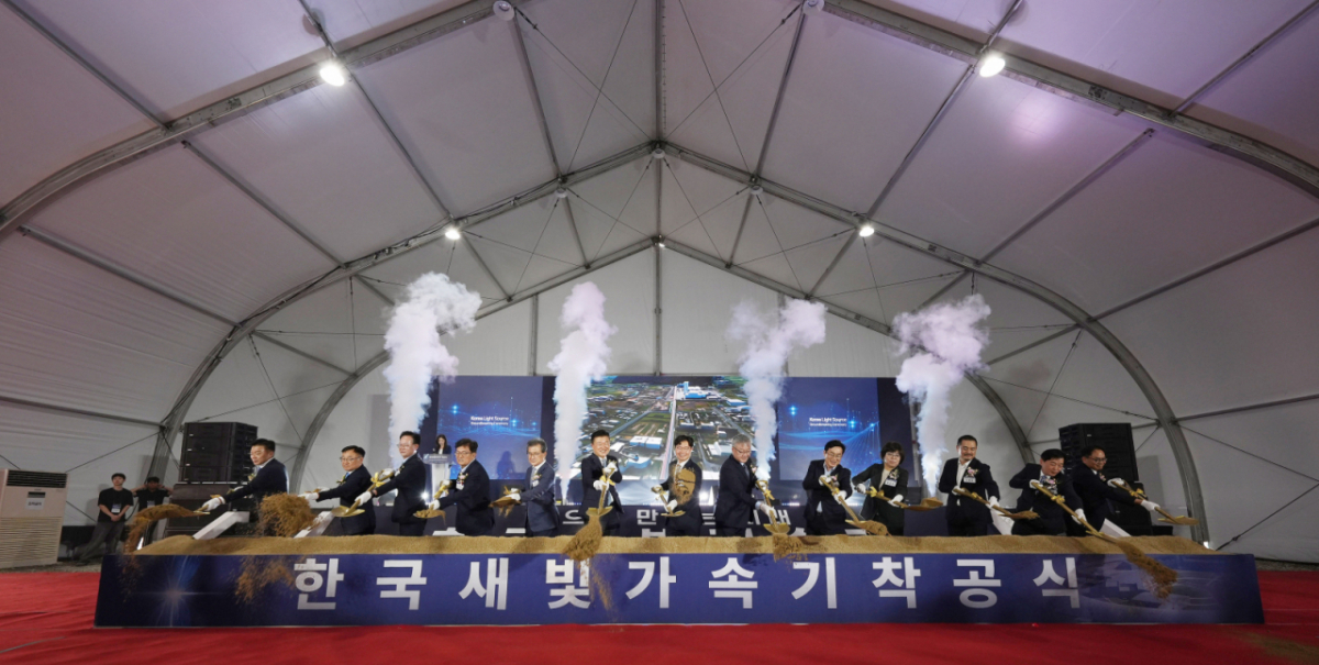 27일 오전 충청북도 청주시 청원구 오창읍 방사광가속기 부지에서 열린 '한국새빛가속기 착공식'에서 구혁채 과학기술정보통신부 제1차관 등 참석자들이 시삽하고 있다. /사진=한국기초과학지원연구원