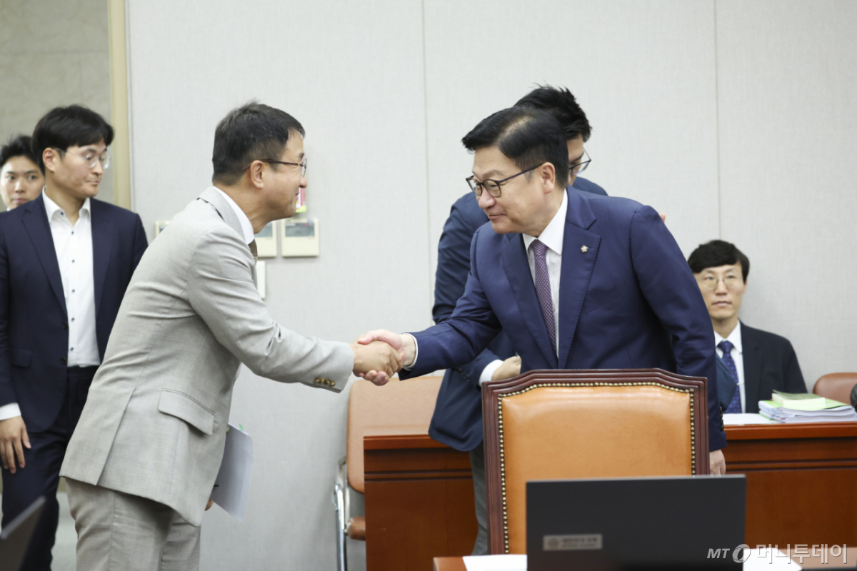 한병도 국회 운영위원회 위원장과 정점식 국민의힘 원내대표가 27일 오전 서울 여의도 국회에서 열린 운영위원회 전체회의에서 인사를 나누고 있다./사진=뉴시스